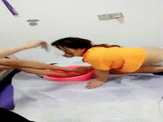 女m伺候双主洗脚裸足喂食