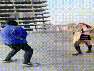 【二宝】精彩!三网红户外重度踢踹虐废狗【双视角版】_clip