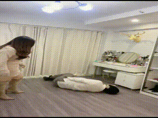 鹿鹿超狠踢裆