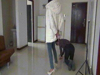 给女王钻胯