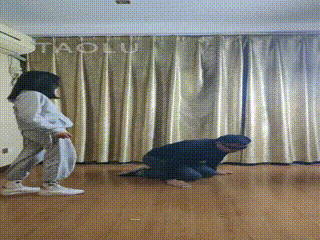 四小妹暴打旺财