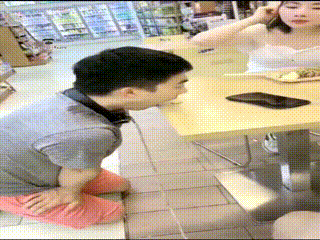一诺超市大胆遛狗