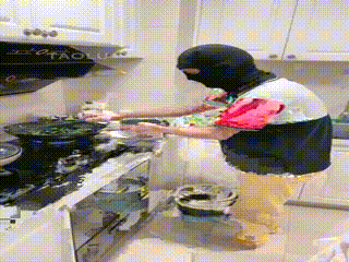 两家奴伺候日常起居