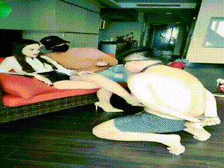 女竹踩着狗头和男竹接吻