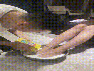 舔美腿，喝牛奶洗脚，靓