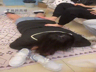 三位小美眉虐母狗
