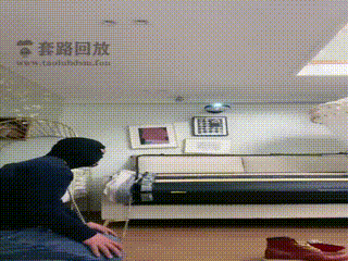 清理高贵女王的性感长筒皮靴 — 视频