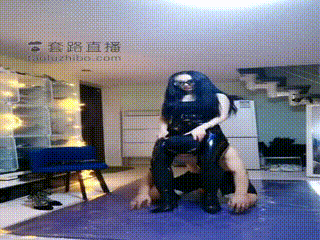 深夜身穿性感高跟靴玩