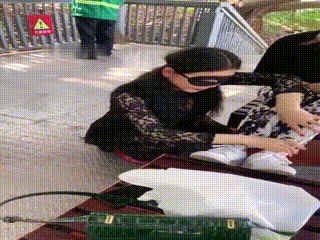 丹祖宗】扫地大爷旁观户外玩女奴恋足 (2)