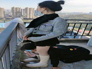 爱可】学姐天台伺候校花 00_00_26-00_05_25