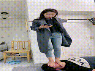麋鹿银儿】转胯遛狗长靴踩踏碾压裸足 00_27_37-01_01_37