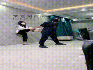 精神小妹踢裆