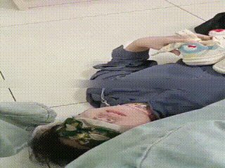 8s喂食舔脚女奴