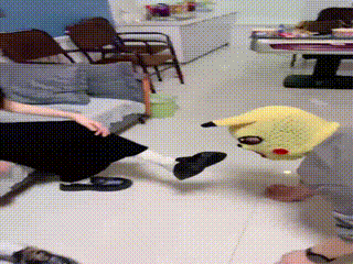 精神小妹黑丝裸足舔脚踩强制