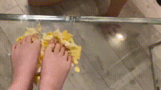 [女王坐脸圣水视频]裸足美脚