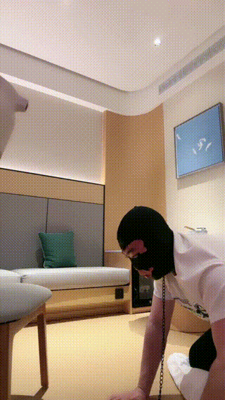 维妮】长靴黑丝踩踏食物喂