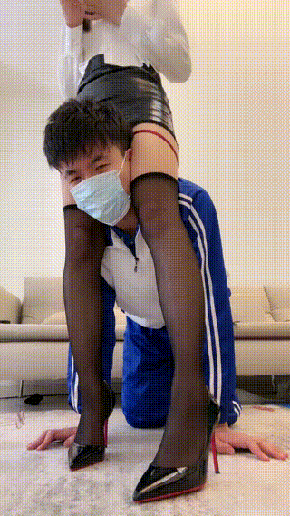 黑丝长腿胯下