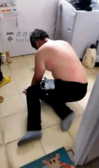 燃一s鞭打舔脚男m~