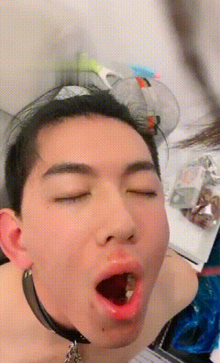 戴戴 今天只玩舔鞋踩食物以及丝袜耳光