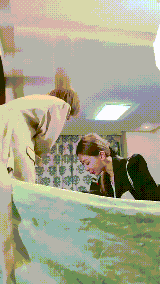 艾琳双主绑男狗凳子上调教