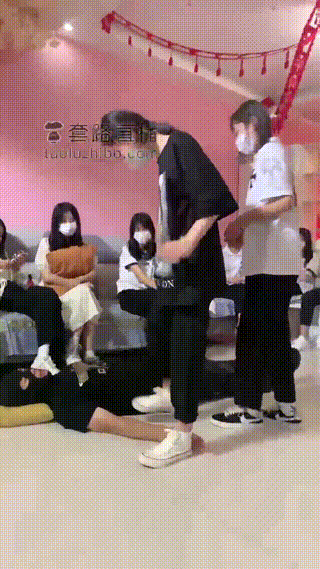 小太妹群调客厅骑马