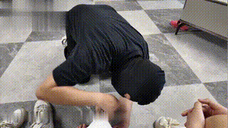 被初中女生们羞辱玩弄
