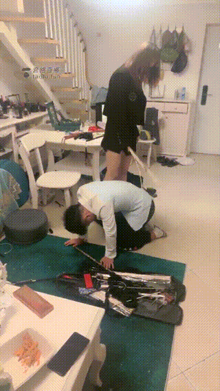 夹着脖子鞭打