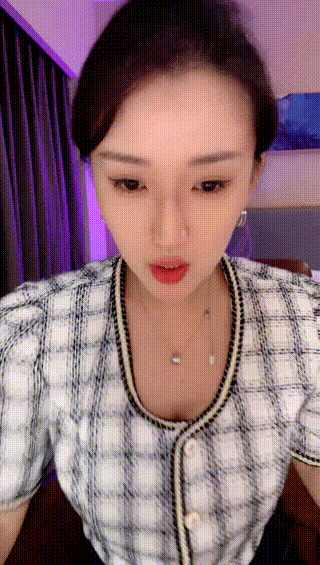 5_6107387862200618106潘妮黑丝裸足手上了