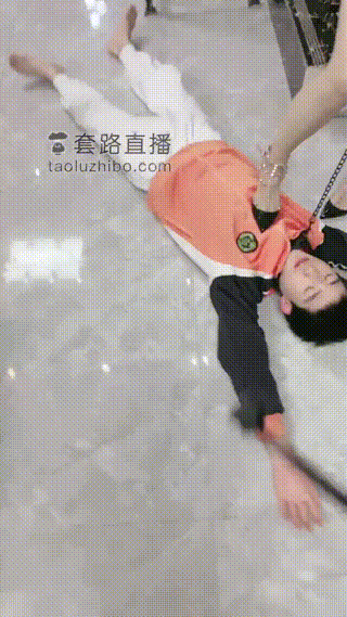 女主诱惑贱奴舔脚咬耳朵