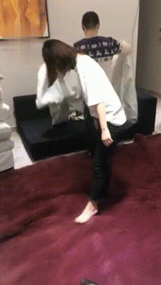 M35玉女王长靴加皮鞭疯狂调双奴一脚过去直接打滚~