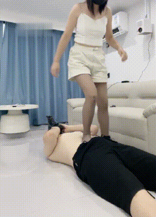 物业素人】短靴灰丝踩踏虐打强制闻臭鞋