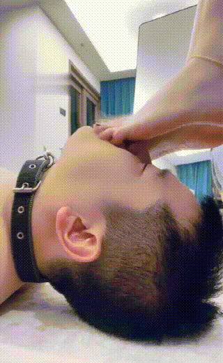 诗诗】沉浸式裸足狂舔镜前羞辱