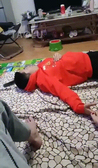 平凡情侣s钻胯舔脚m~