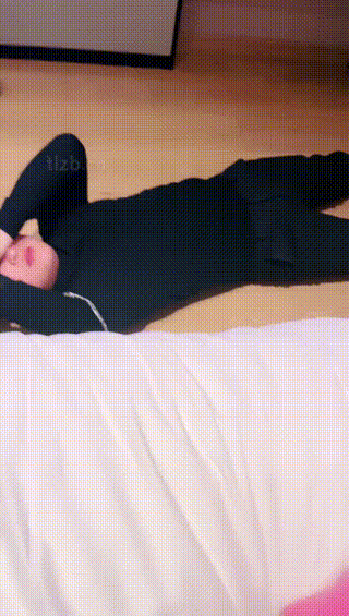艾琳虐踩下贱脚奴