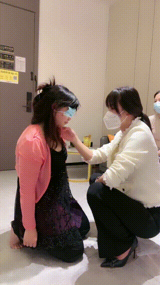 介：第三次带闺蜜调母畜，丹主穿的高跟，闺蜜穿的帆布鞋白短袜，让母畜舔干净鞋子，转胯，轮流抽耳光踢踹踩踏，喝闺蜜的圣水，