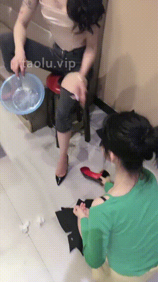 爱神】母畜-KTV极度羞辱-辱母喝洗脚水