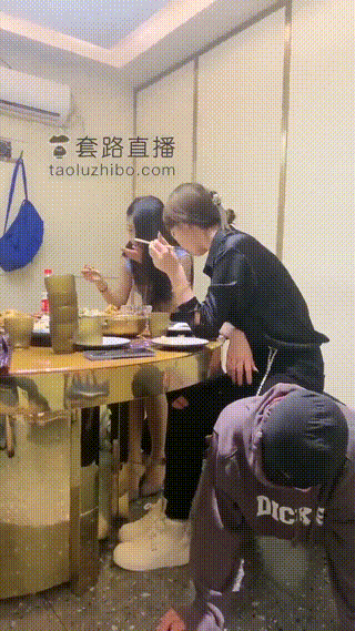 领主老大3S聚歺，一人一条狗当肉椅