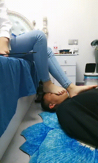 亿姐】骑马胯下辱鞭打跪舔长靴白袜脚窒息