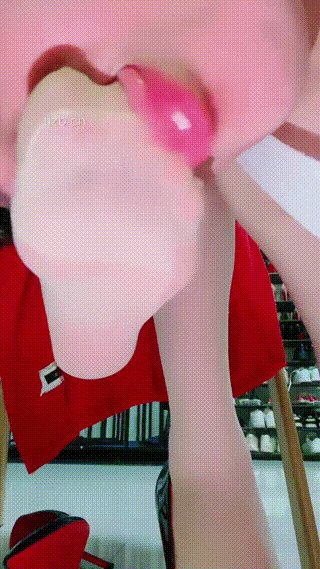甜心教主】封嘴磕头求虐耳光深吸原味脚踩