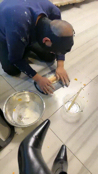 辣姐脚下喂食人形犬