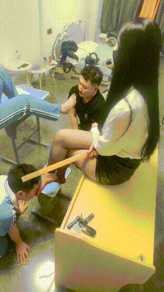 时安S剧情女教师带女生群调体罚男同学