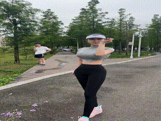 长腿户外瑜伽