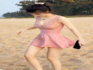 光脚踩沙滩