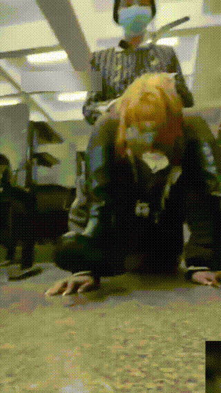 双女S调教小女孩,轮流扇耳光,穿着高跟鞋踩胸