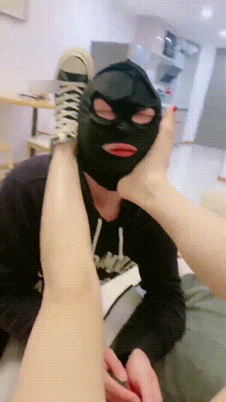  男生被绑起来用鼻子闻脚臭