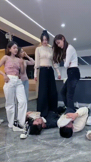（素人系列完整版看简介）被四个绝美女大超暴力殴打