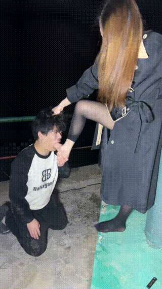 111111逗逗S户外遛骚狗脚耳光舔脏靴口含黑丝