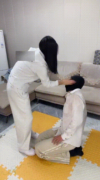 （素人系列完整版看简介）被三个小女高按在房子暴打~1