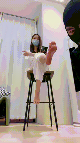 艾莉贱狗踩踏钻胯舔脚Mbf32923回放20250331足趣~1