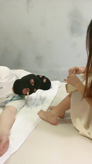 11111三个精神小妹群调玩2狗抽打舔鞋底钻胯